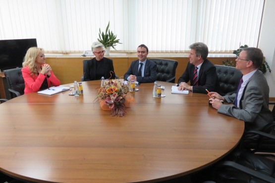 Predsjednica Kluba poslanika SDS Aleksandra Pandurević razgovarala sa ambasadorom Ujedinjenog Kraljevstva Velike Britanije i Sjeverne Irske u BiH i zamjenikom direktora za Zapadni Balkan u Ministarstvu vanjskih poslova UK